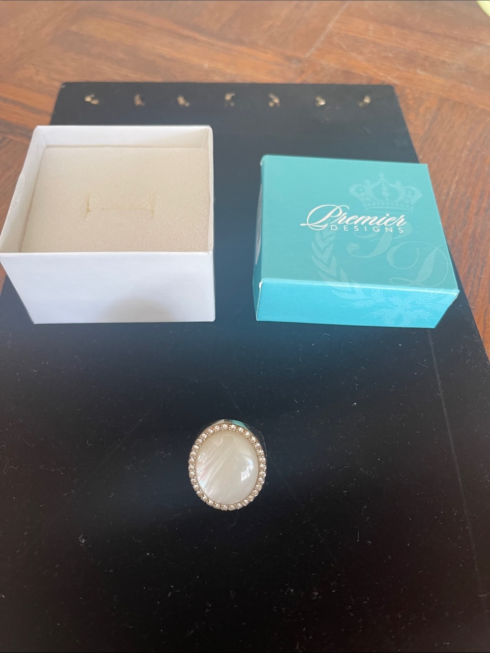 Premier Designs Cream Mother-of-Pearl Oval Ring with Crystal Halo size 7 #177807